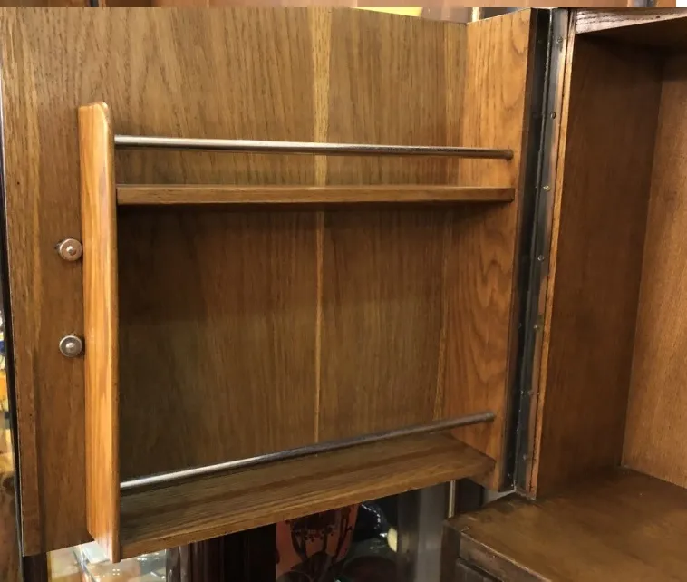 Mobile bar antico in legno con ripiani visibili