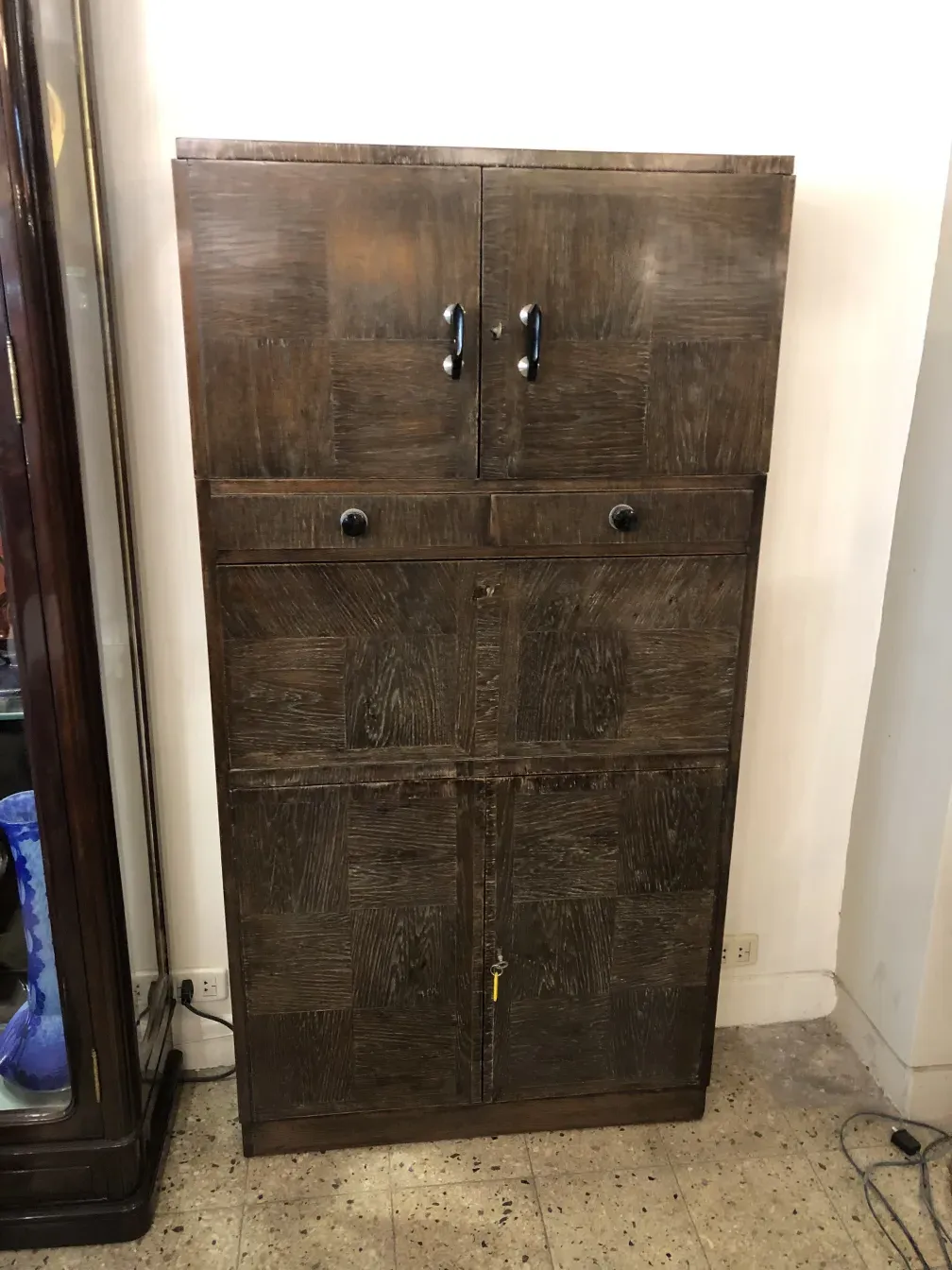 Meuble à cocktail ancien en bois avec un design classique, parfait pour ranger les bouteilles