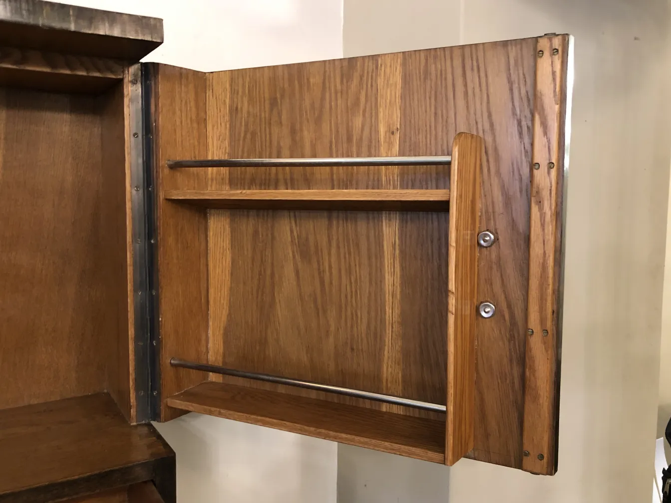 Mueble bar antiguo de madera con estantes internos