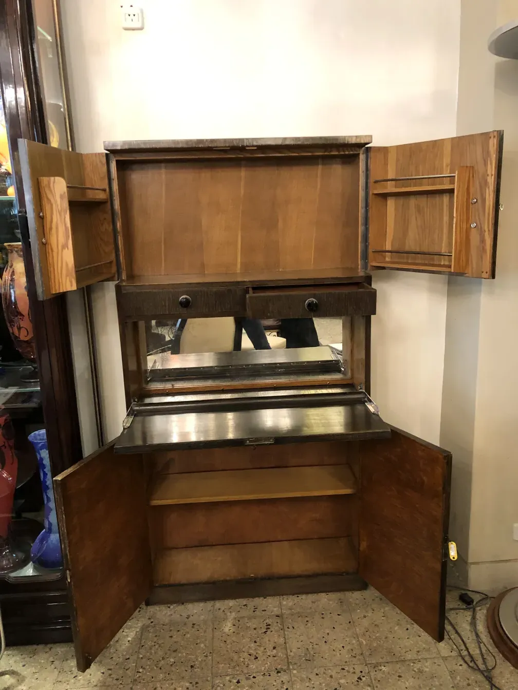 Mobile bar antico in legno con specchio in alto, aperto con mensole interne.