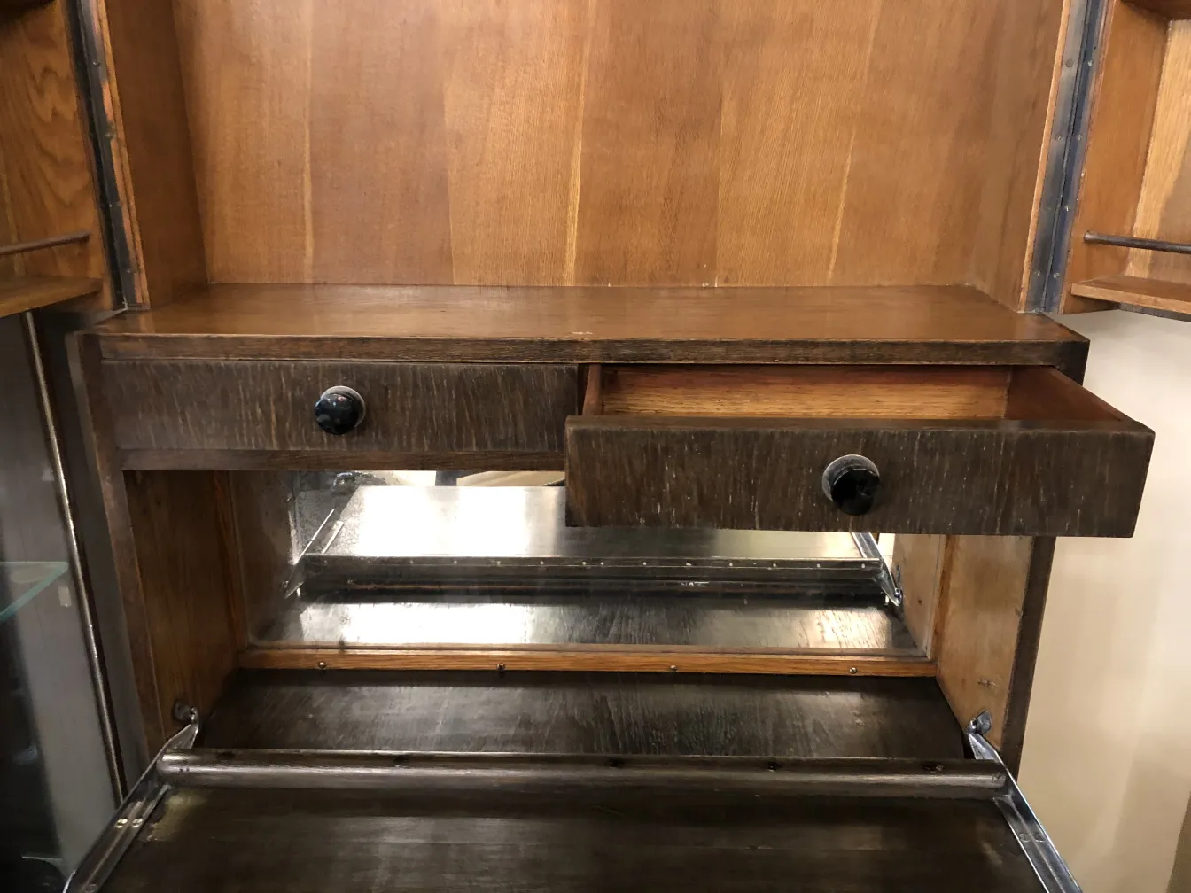 Mueble bar antiguo en madera con dos cajones y espejos.