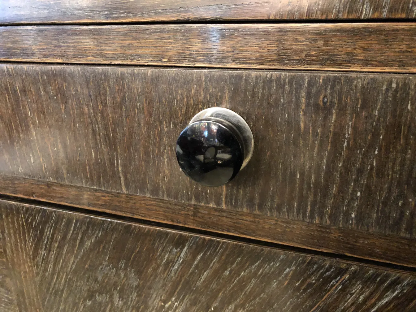 antik cocktailschrank mit schwarzem griff und elegantem design