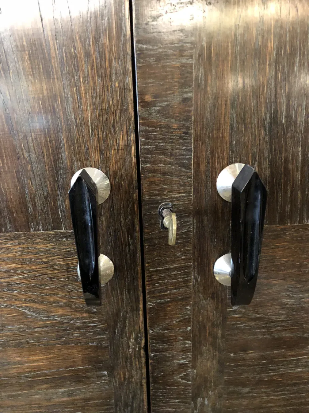 Detalhe de um bar antigo com puxadores e mecanismo de fechar