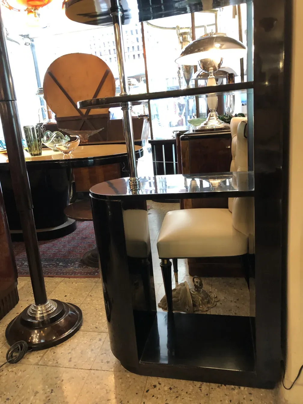 古董酒吧家具，设计优雅，带宽敞的架子。