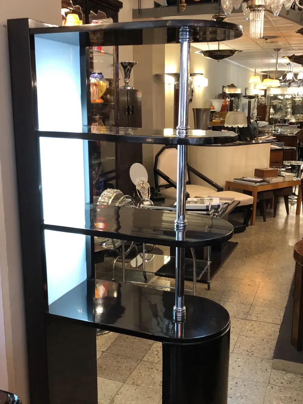 Mueble bar antiguo con acabados espejados en un ambiente elegante.