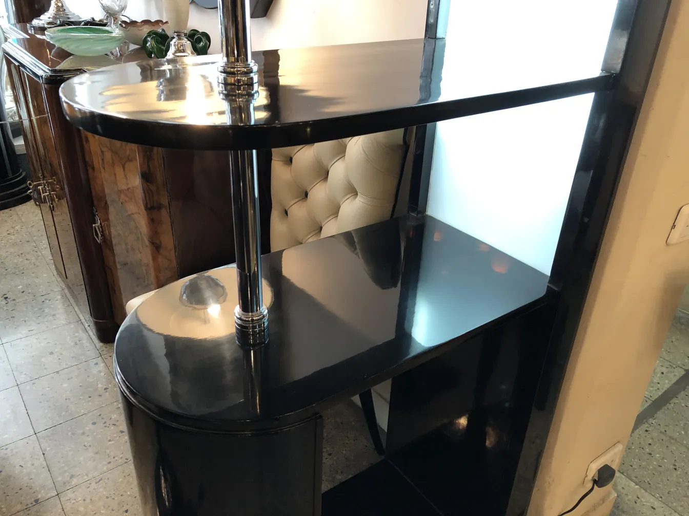 Mobile bar antico con scaffali, ambiente elegante