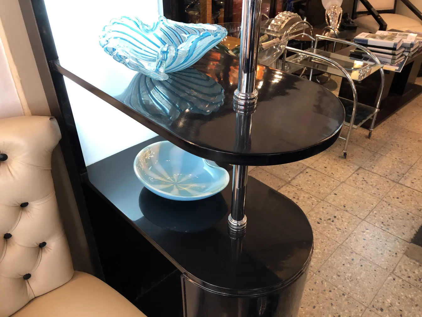 Antiker Cocktailschrank mit Regalen und Dekoschalen