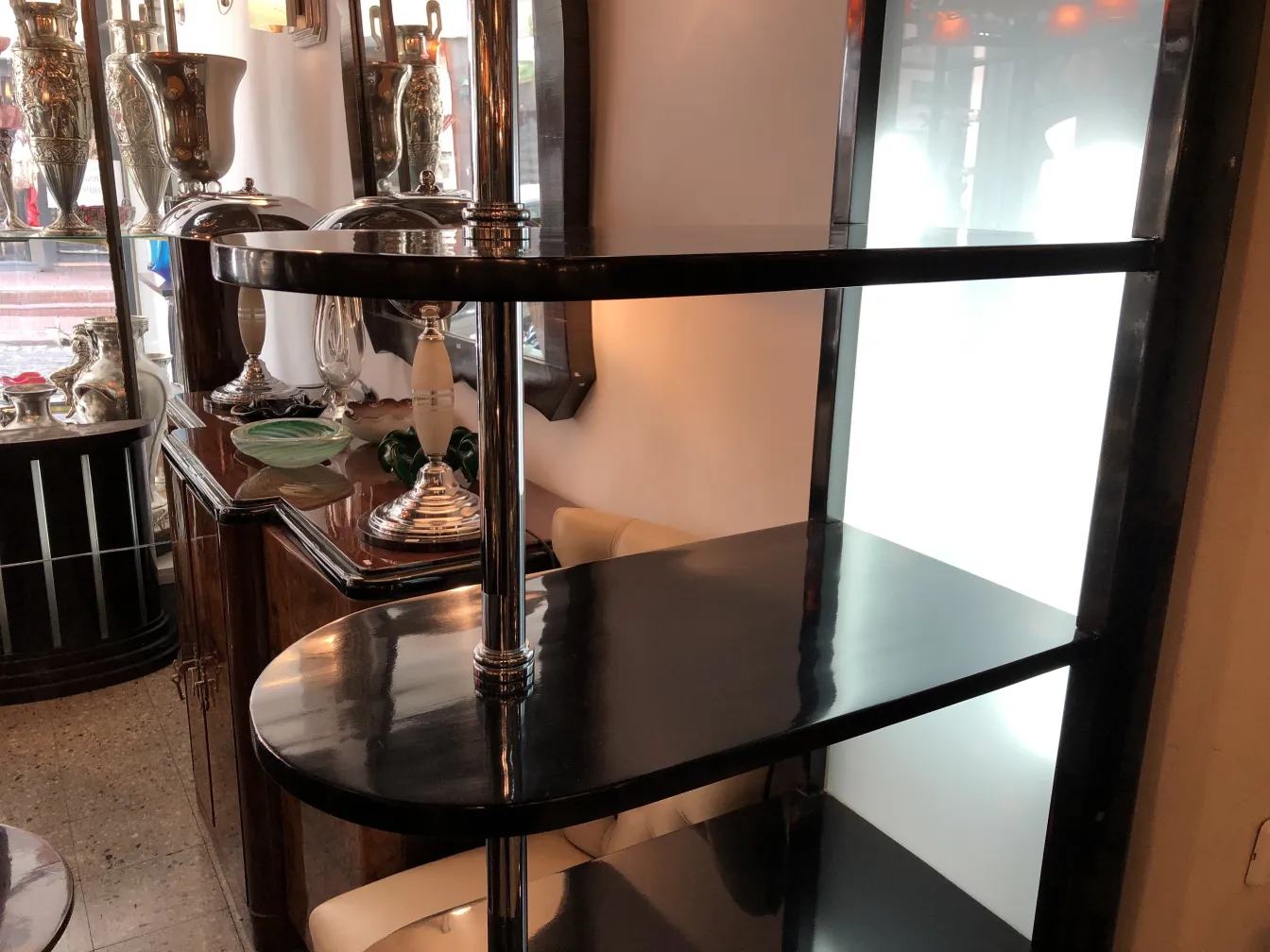 Mobile bar antico con ripiani e dettagli lucidi in un ambiente elegante.