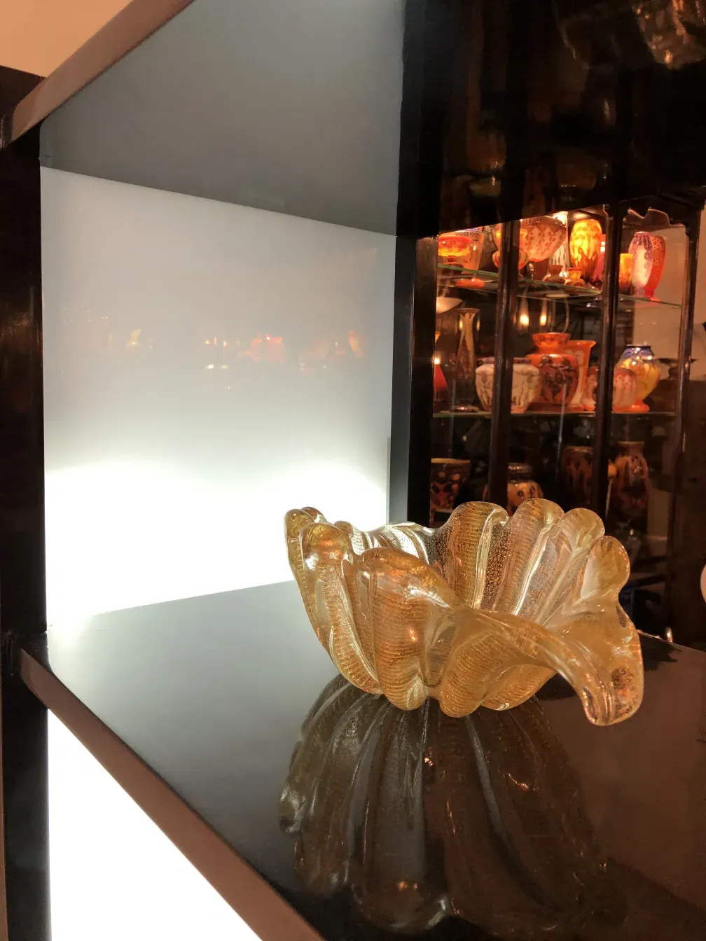 Mobile bar antico con decorazioni sullo sfondo