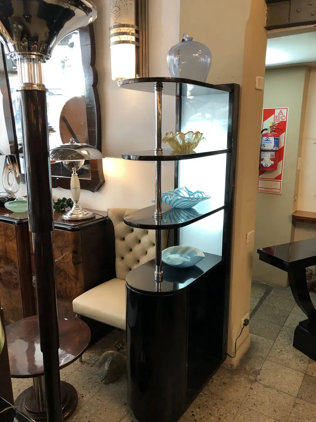 Meuble à cocktail ancien avec étagères et détails décoratifs.