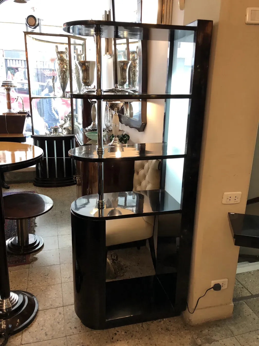 Bar antigo com acabamento preto em um ambiente elegante.