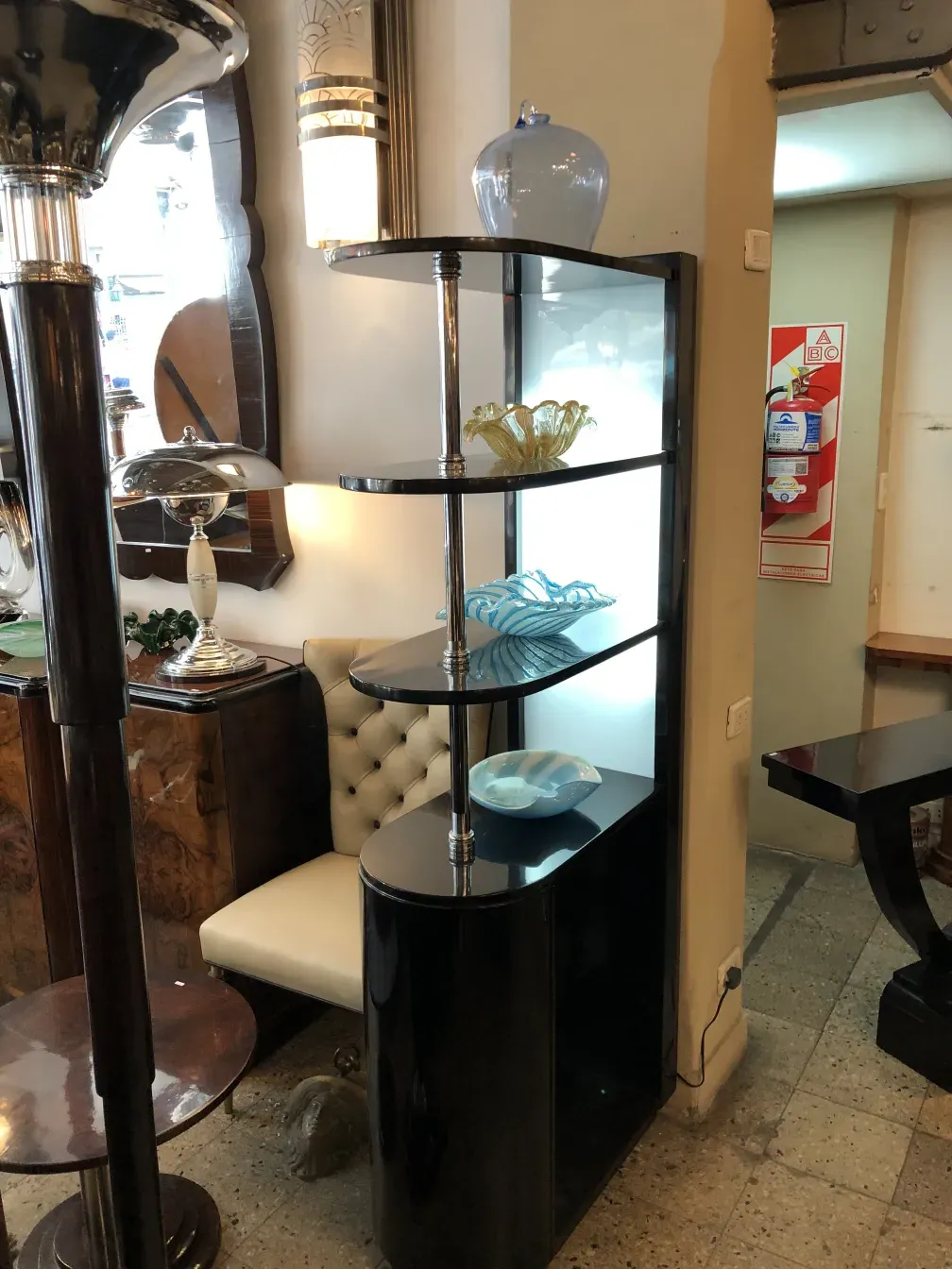 Bar aparador antigo com detalhes elegantes em cromo.