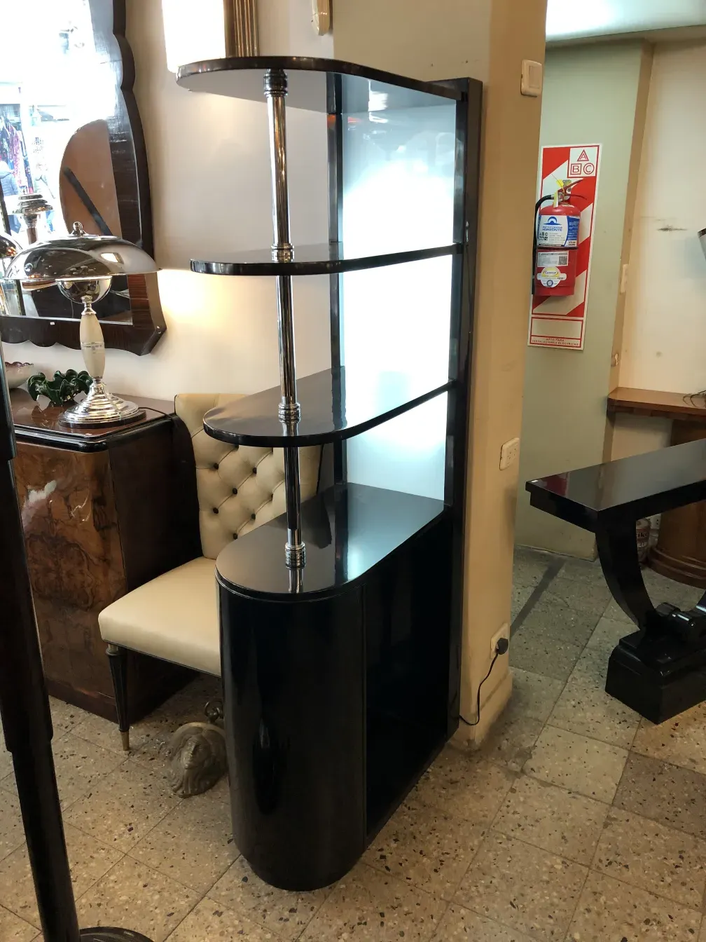 Eleganter antiker Cocktailschrank mit Regalen und schlankem Design.