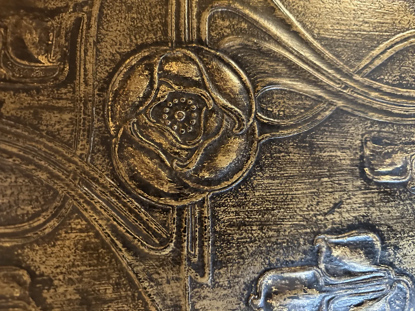 Antiker Cocktailschrank mit erhabenem Blumendesign.