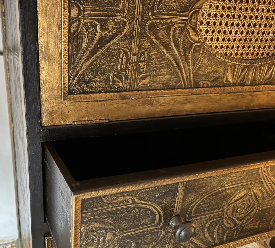 Antiker Cocktailschrank in goldenen Tönen mit Blumenmuster und offenem Fach.