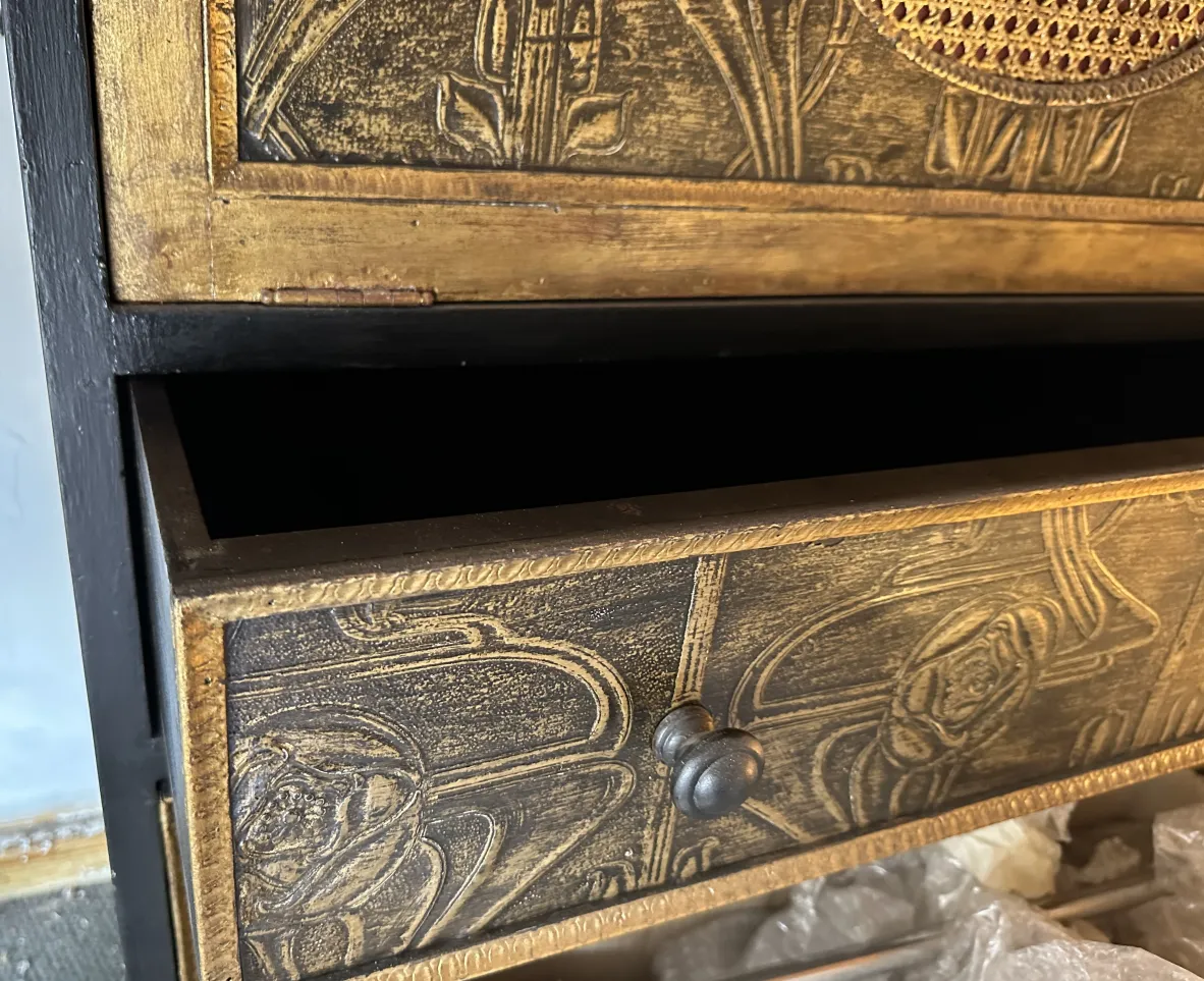 Meuble à cocktail ancien avec des détails dorés dans un cadre élégant.