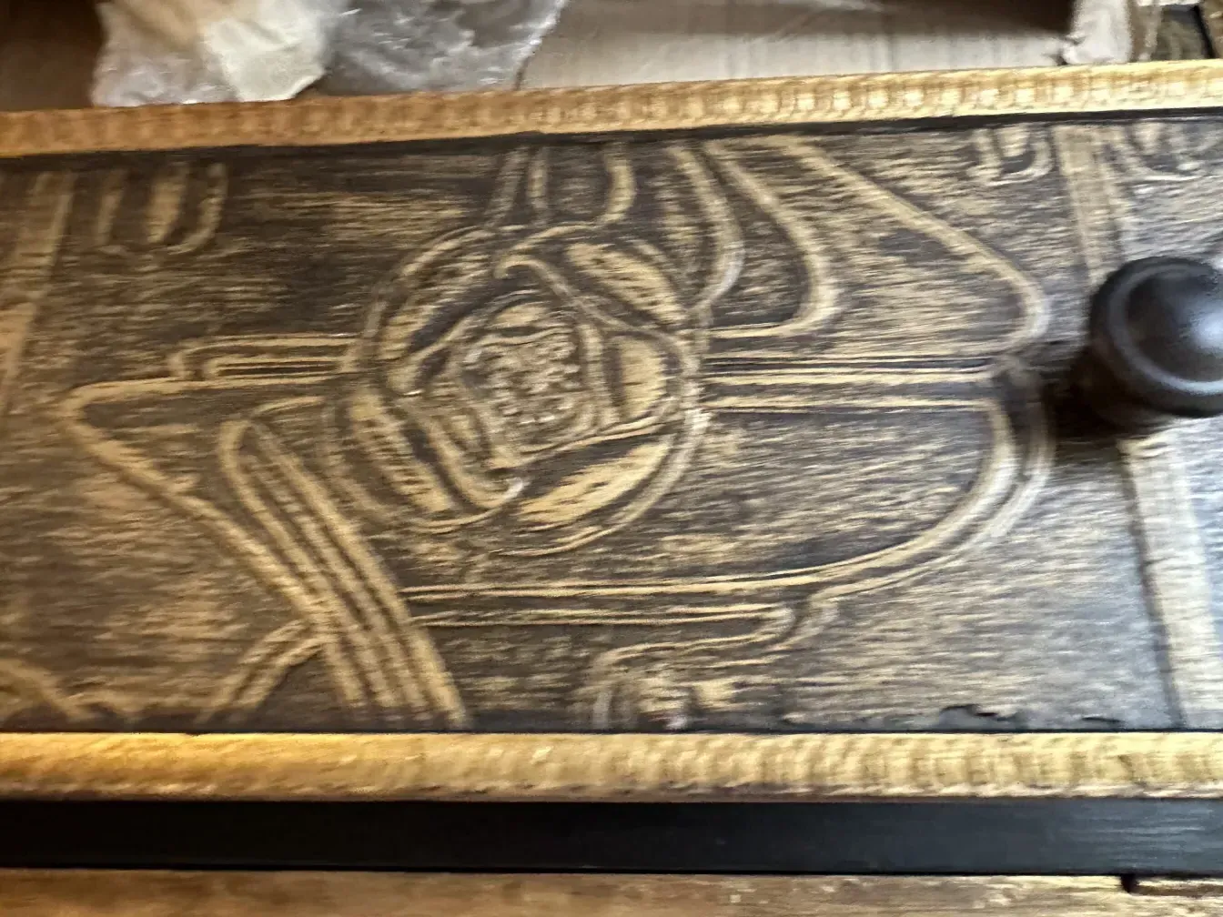 装飾的なデザインと詳細な特徴を備えた古いカクテルキャビネット