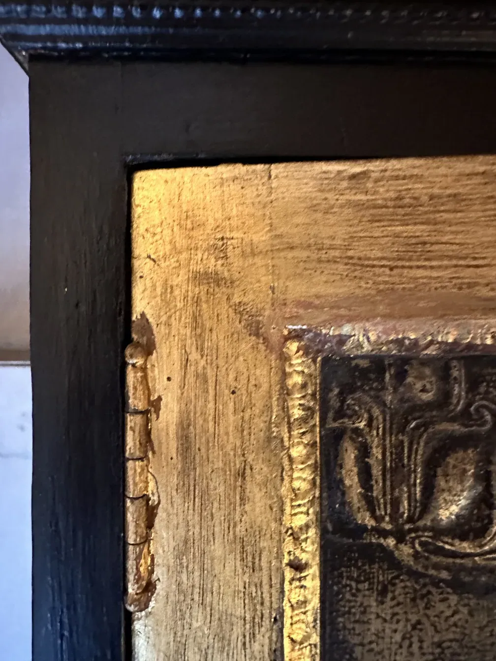 Antiker Bar mit goldenen Details, elegantes Design.