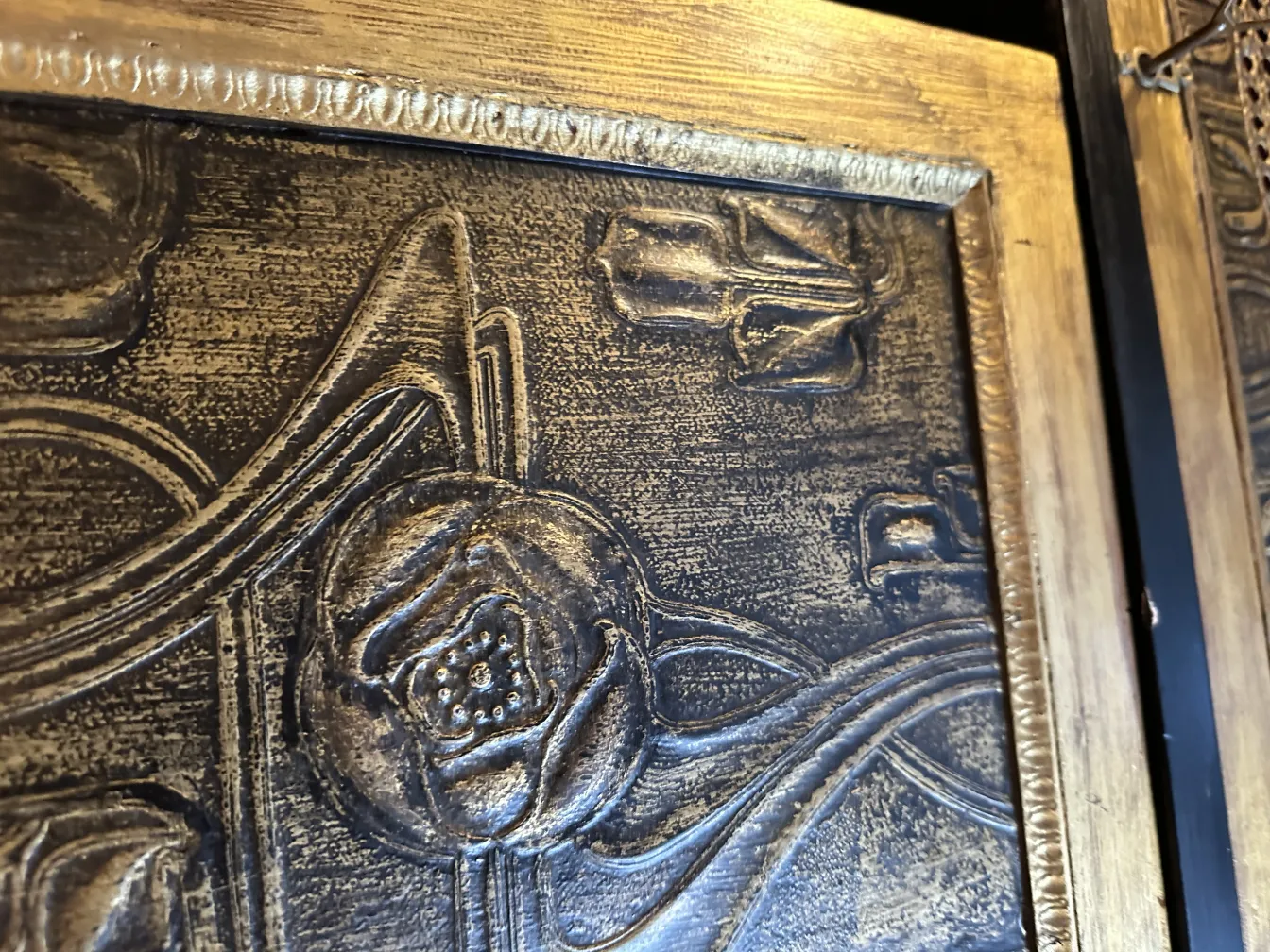 Красивый антикварный бар с рельефным цветочным дизайном.