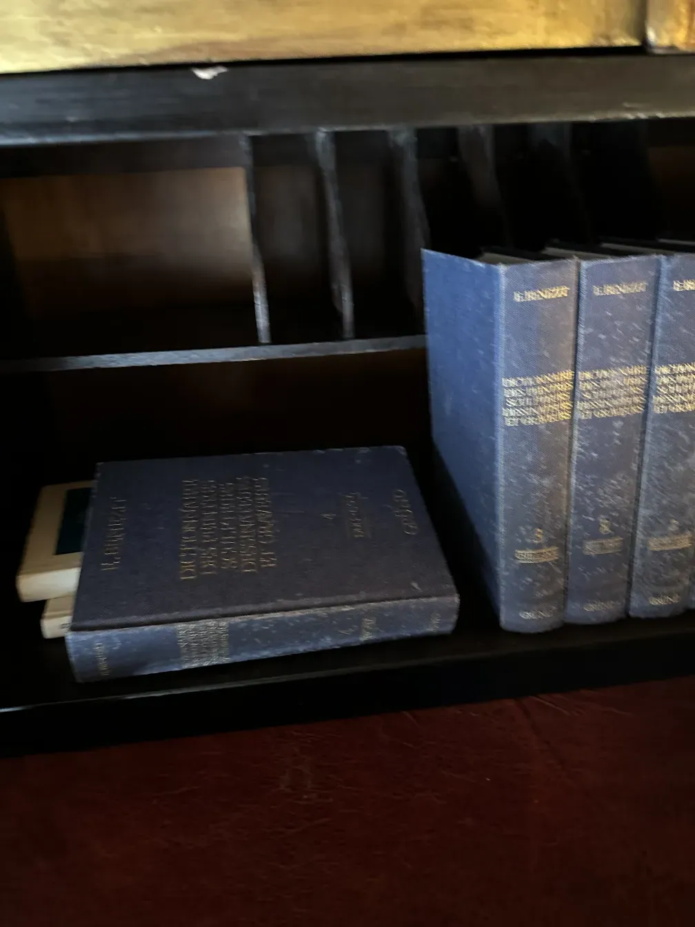 Античный бар с полками и книгами внутри.