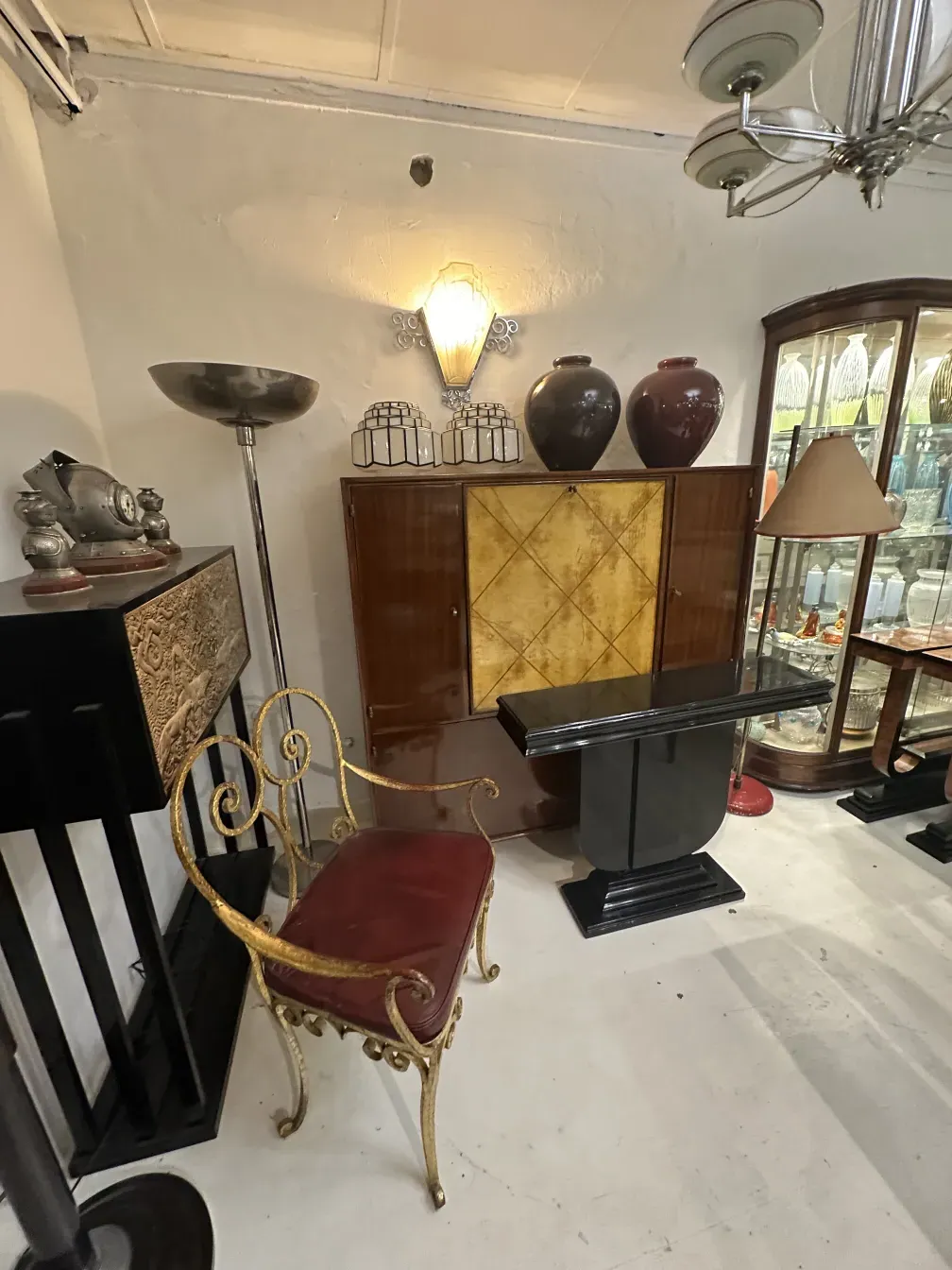 antikes Bücherregal im Art-Déco-Stil, mit Lampe