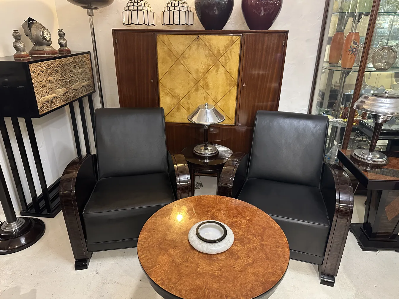 Biblioteca antigua con detalles art deco y ambiente elegante