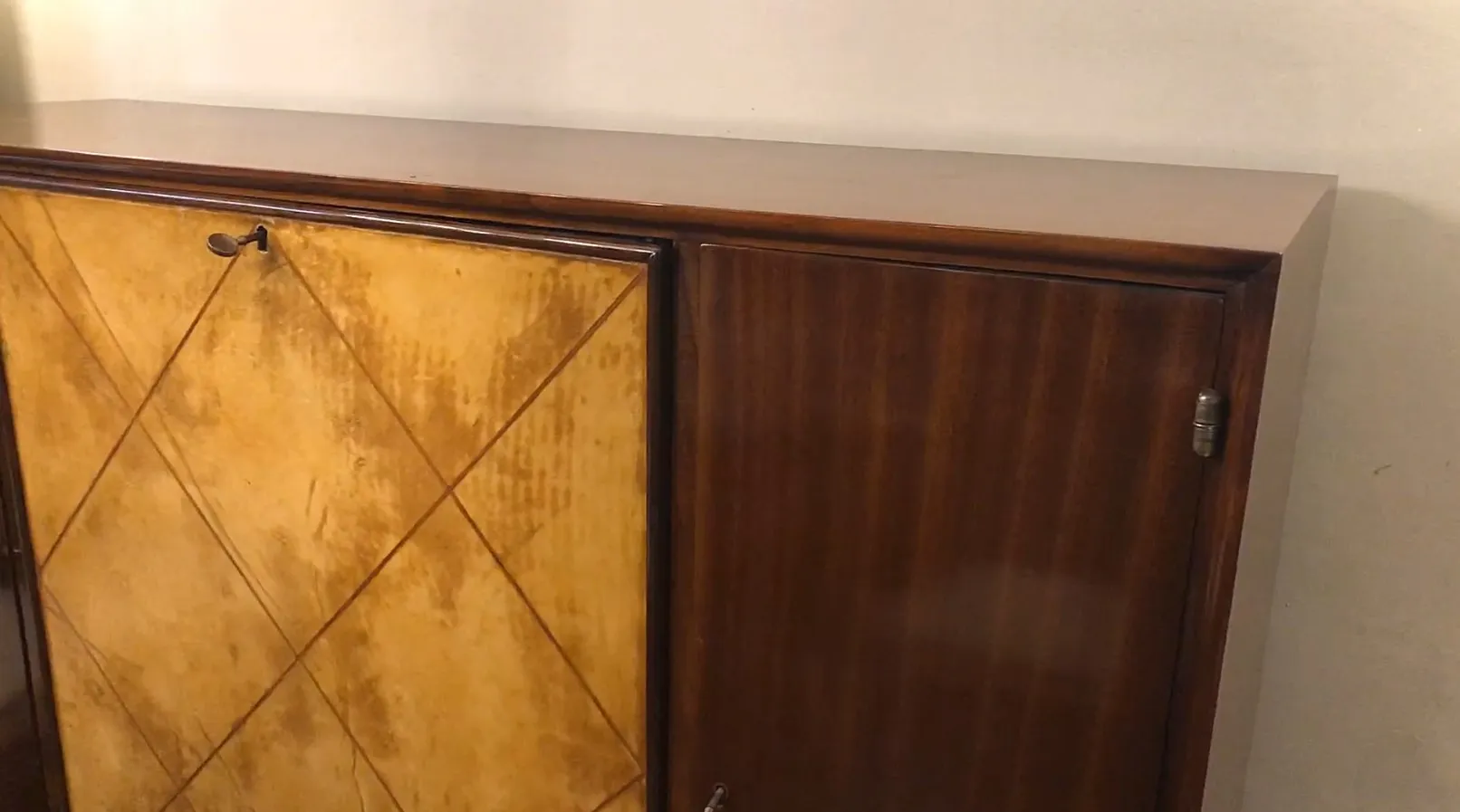 libreria antica in stile art déco con scomparti