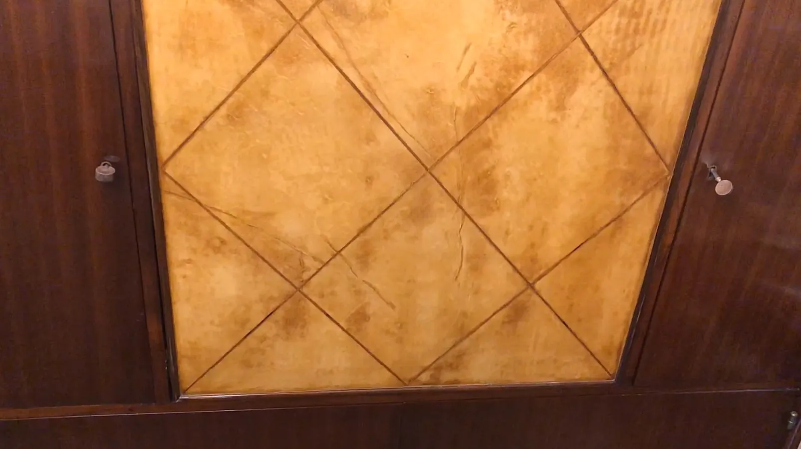 古董书架，具有微妙的装饰细节