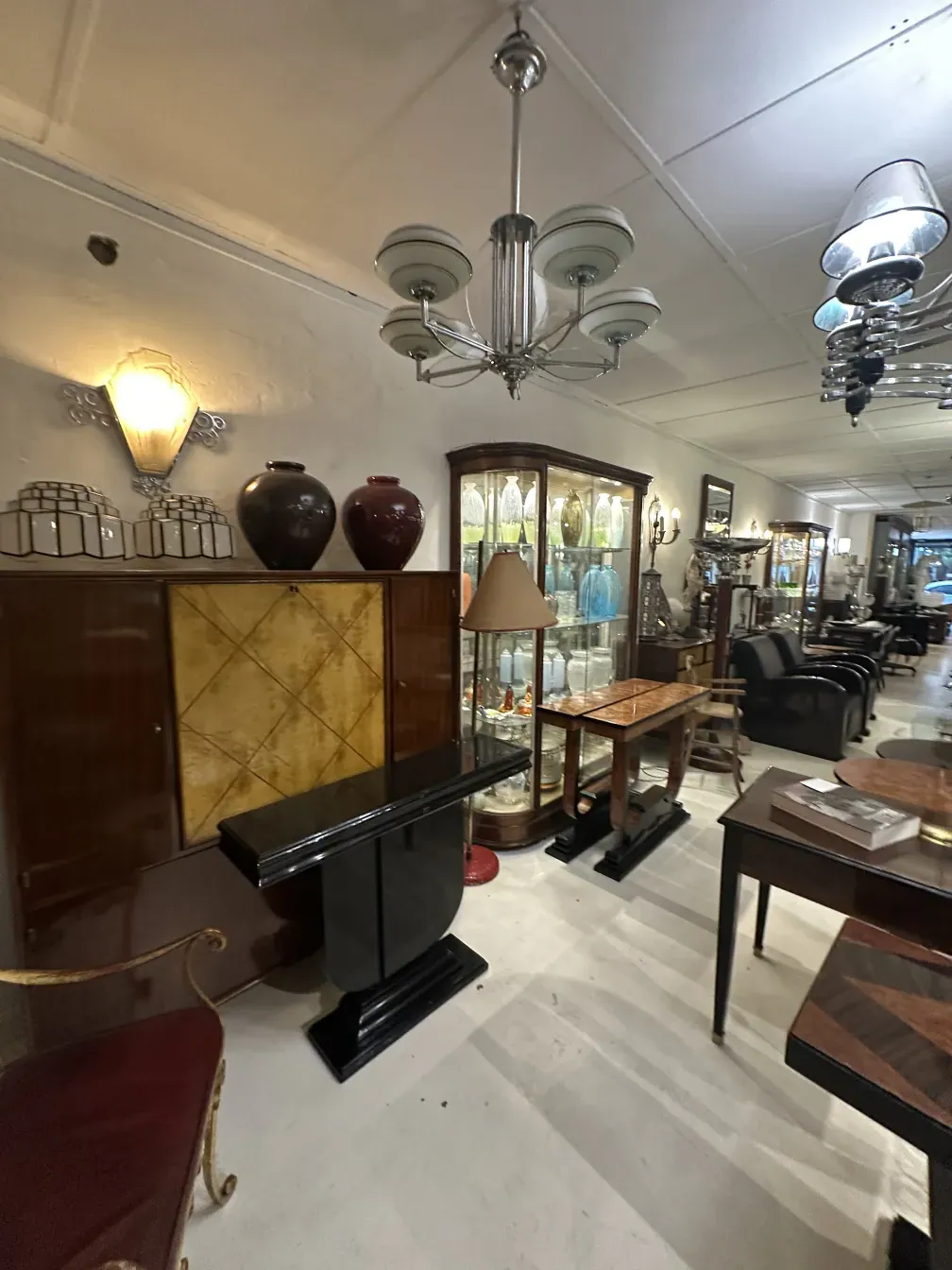 Antigua biblioteca estilo Art Deco con decoraciones elegantes, lámparas y muebles de época.