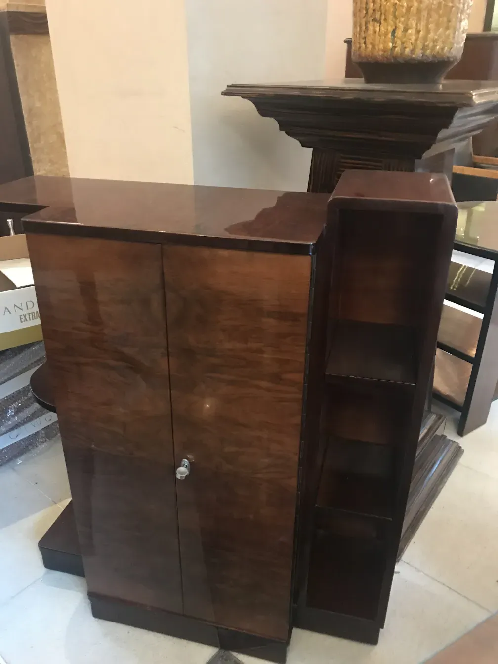 estante de livros antigo com portas e prateleiras, estilo clássico