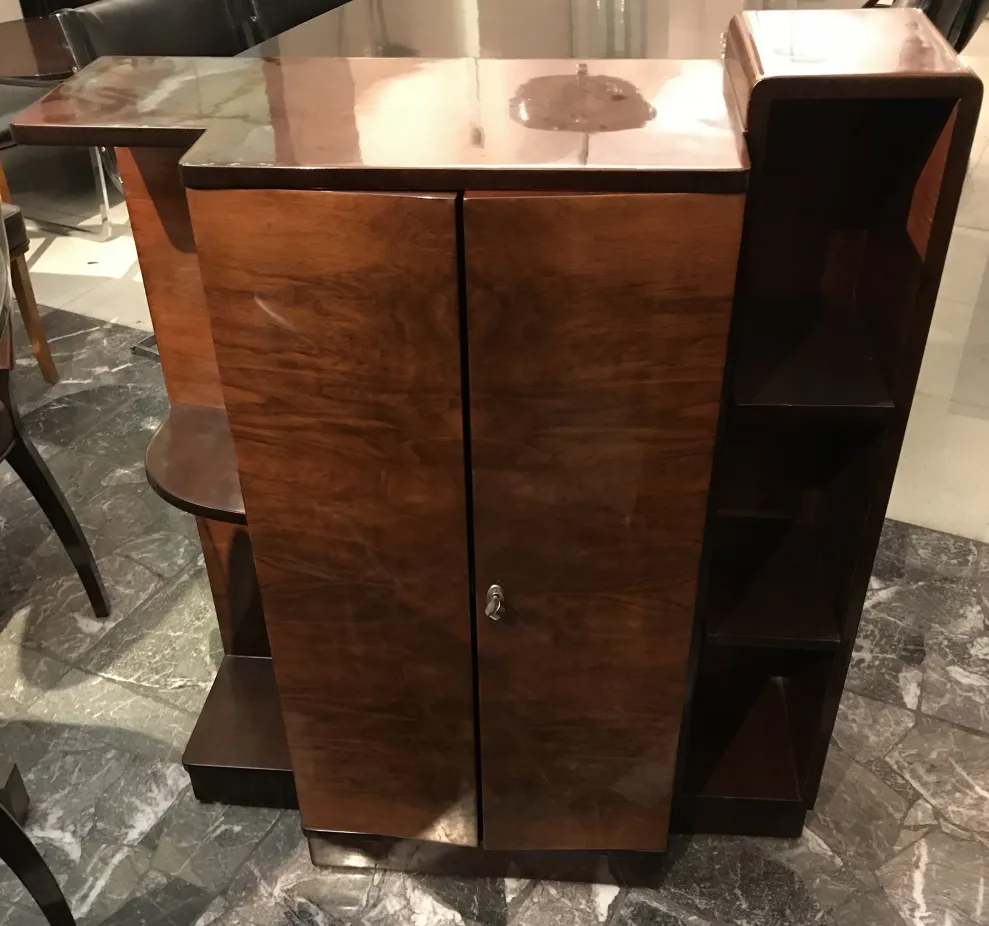 Libreria antica in legno con vari scaffali in una stanza moderna.