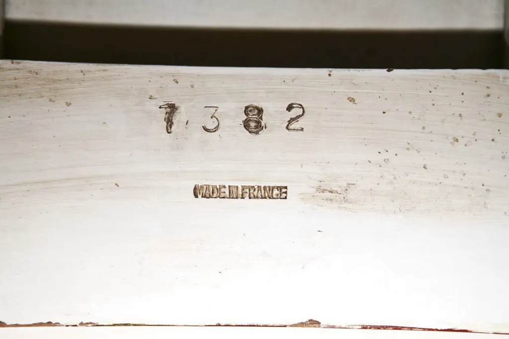 dettaglio di una scrivania francese antica con segni di legno