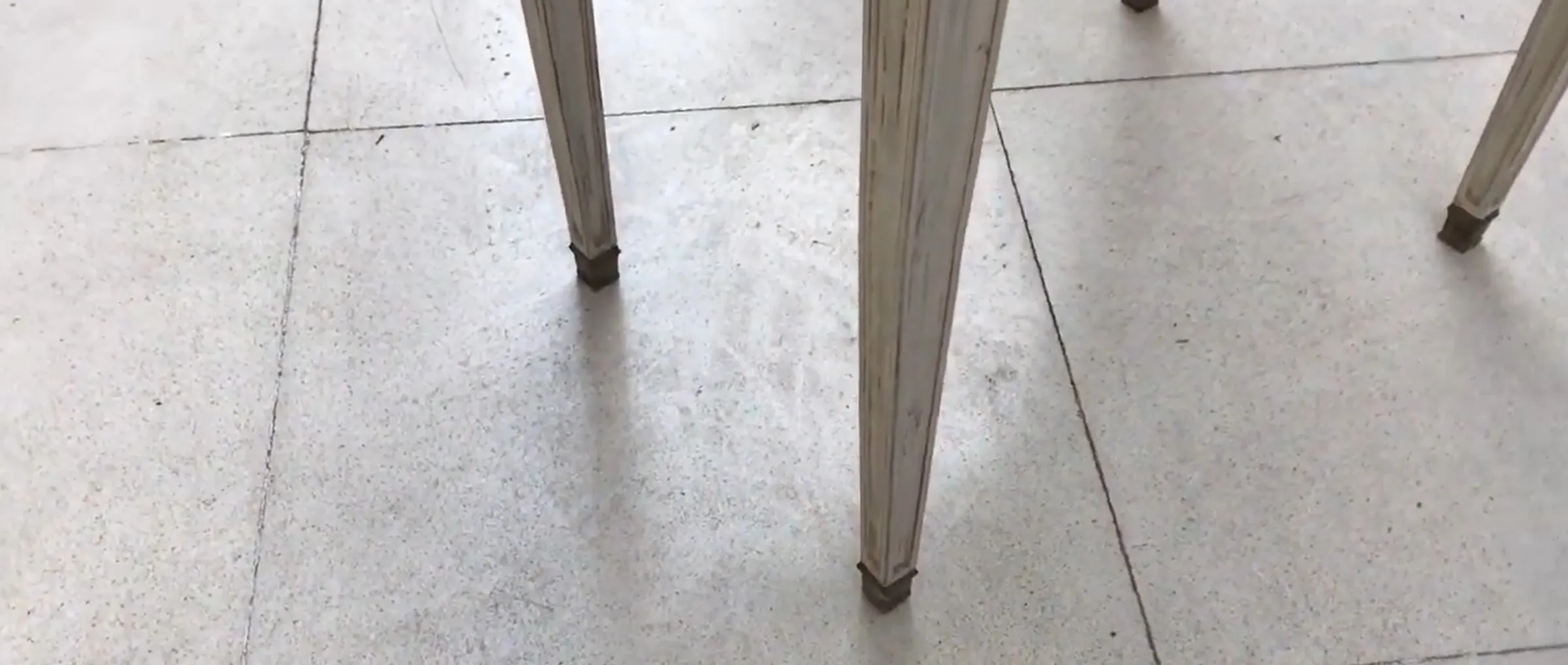 Eleganter antiker Schreibtisch mit einzigartigen Beinen und hellem Hintergrund