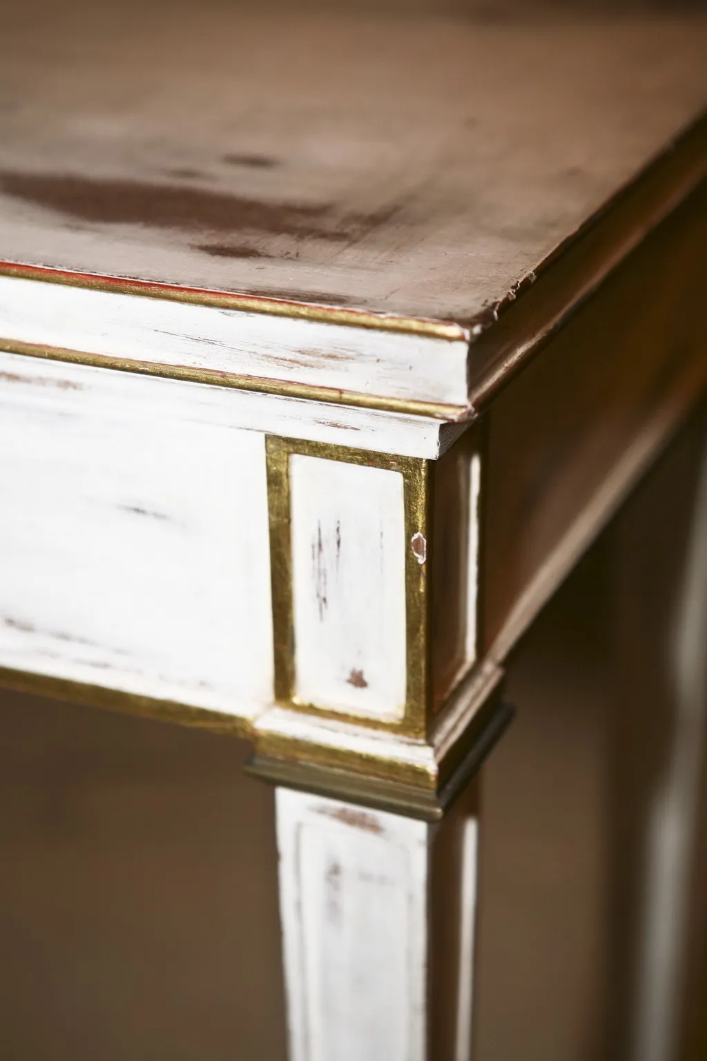 bureau ancien blanc avec des détails dorés sur les bords