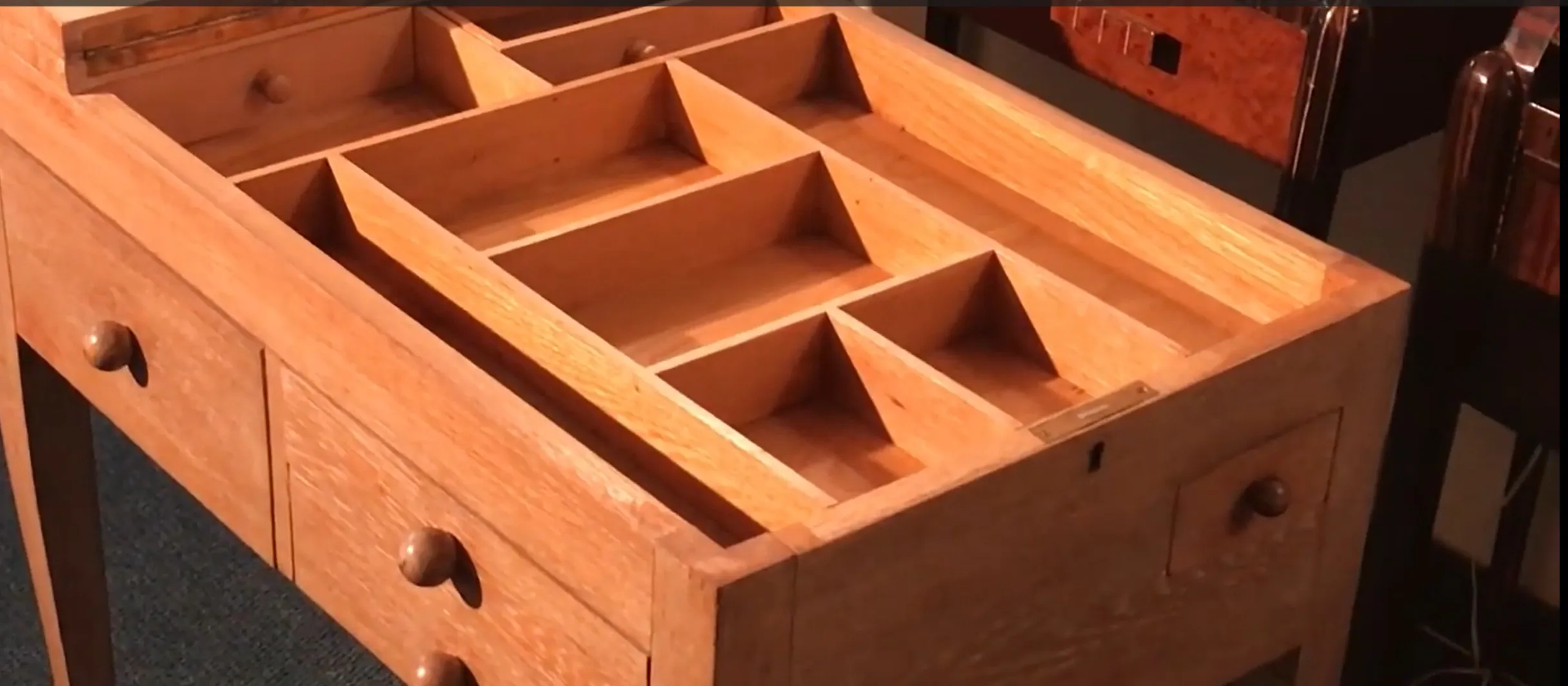 escritorio antiguo de madera con divisiones en el interior