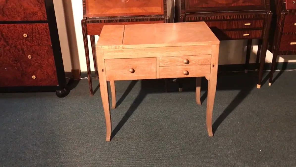 escritorio antiguo de madera con dos cajones, fondo oscuro