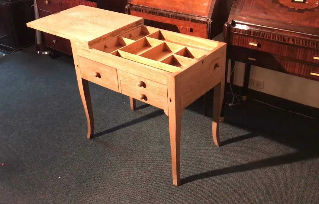 Escritorio antiguo de madera con dos cajones y compartimentos