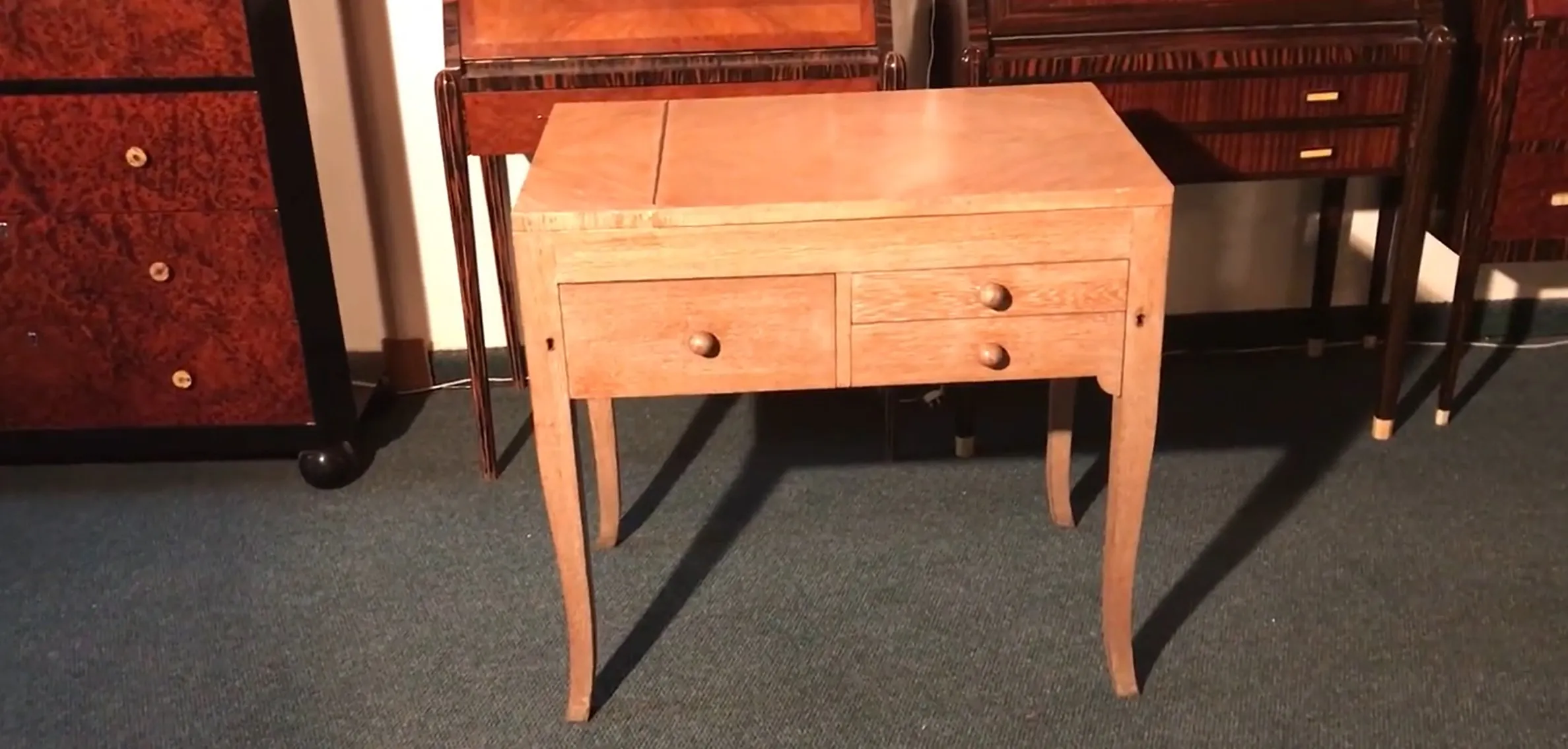 Antiker Schreibtisch mit zwei Schubladen aus hellem Holz, eleganter Stil.