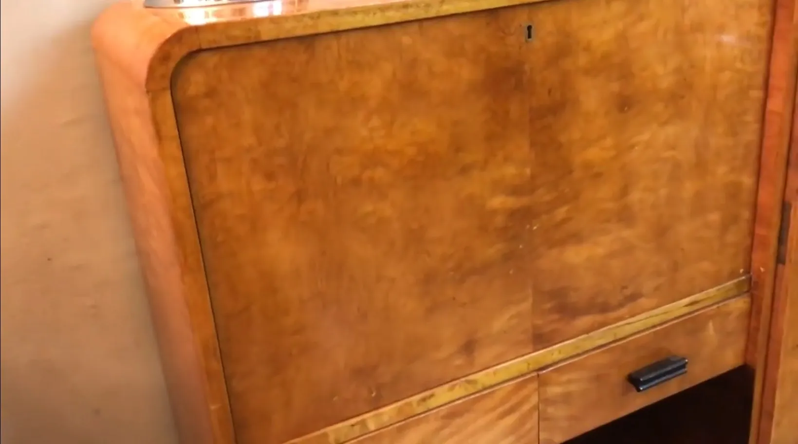 Antiker Holztisch mit elegantem Design, perfekt für ein Büro.