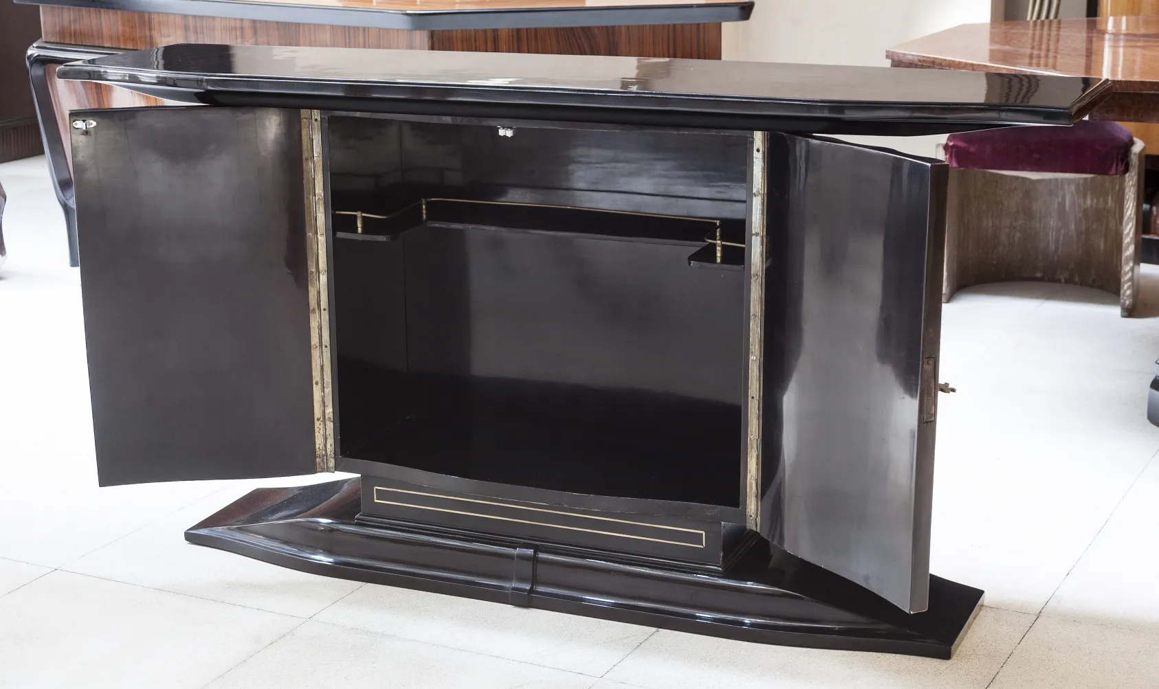 deux dresuars anciens avec portes ouvertes, design élégant