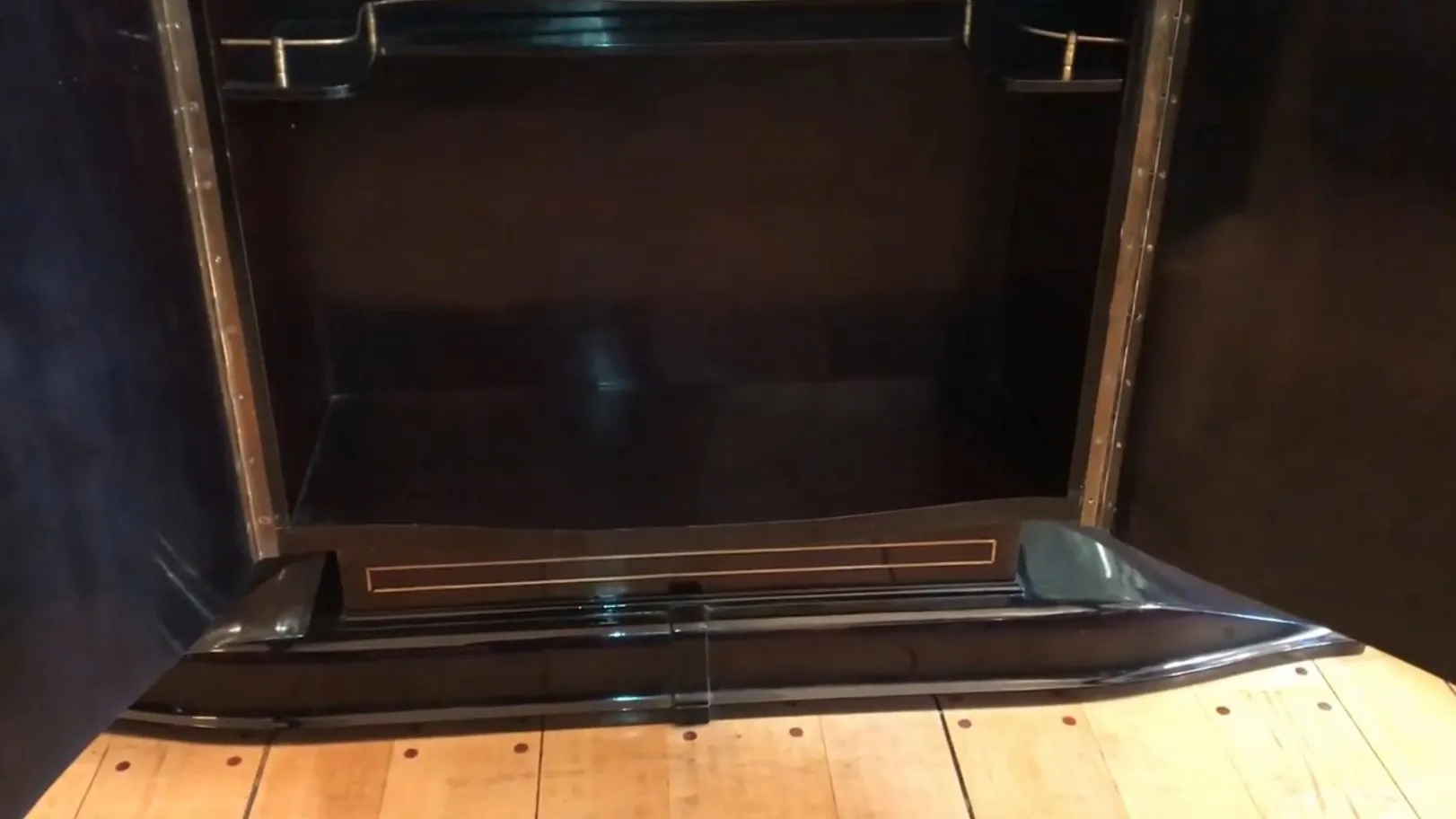 Vista interna de duas consoles antigas em um ambiente decorativo