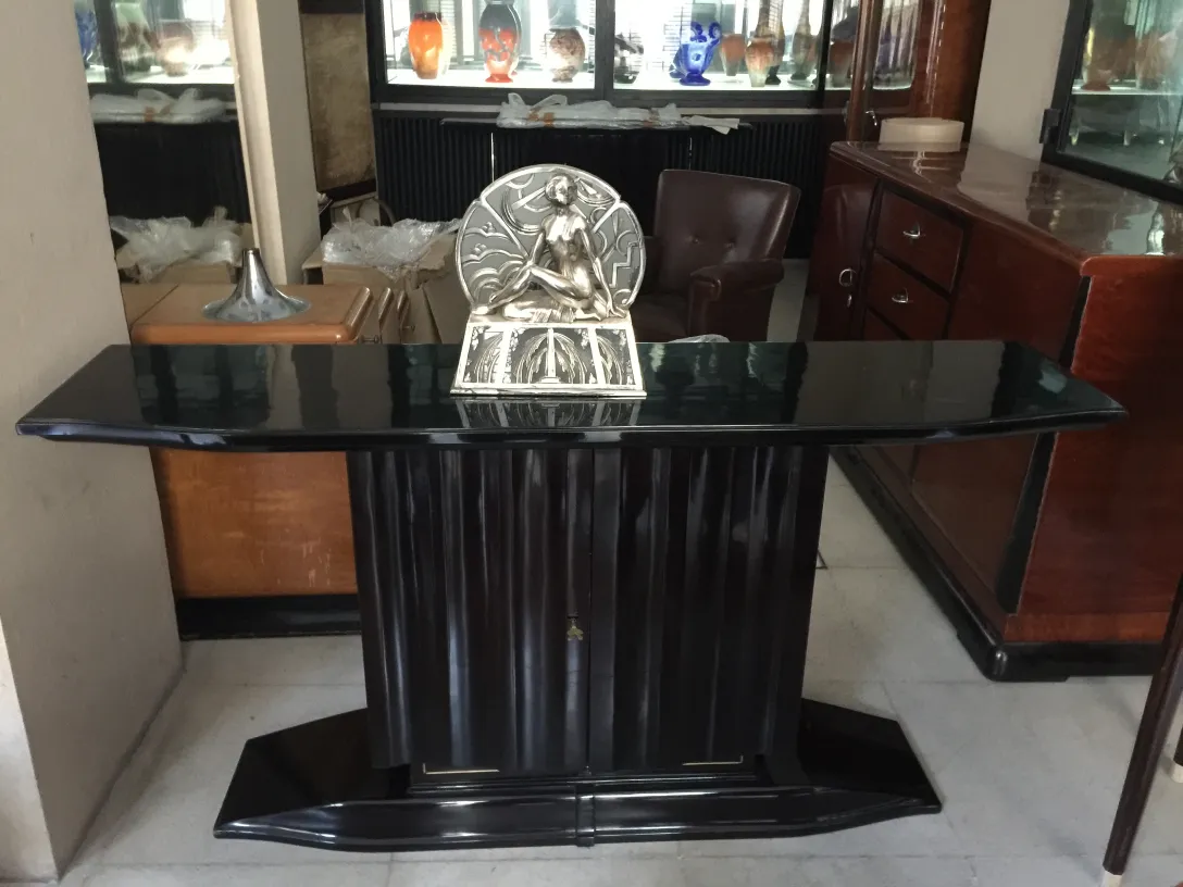 两张优雅的古董控制台，装饰精美，环境古典