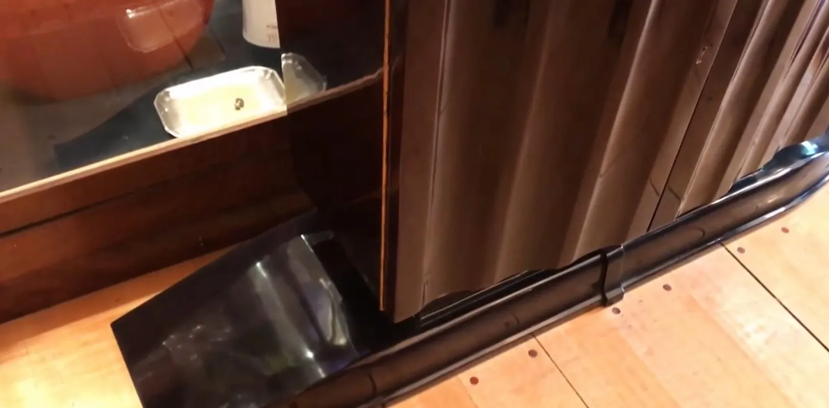 Два старинных дресуара в уютной обстановке