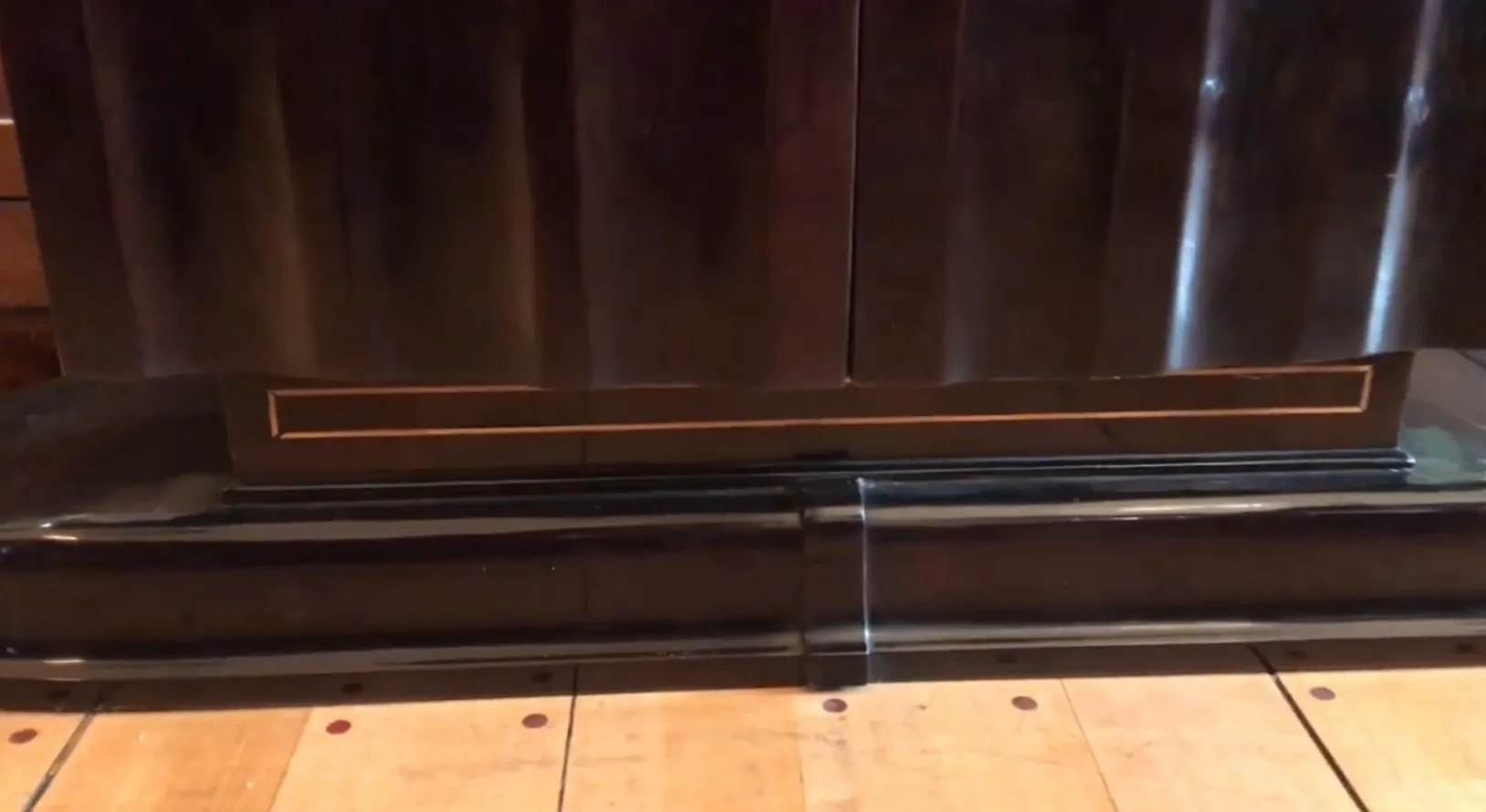 两张古董控制台在优雅的环境中