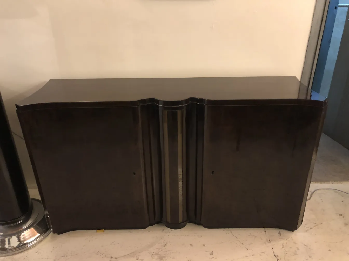 duas consoles antigas com design curvo em um ambiente moderno