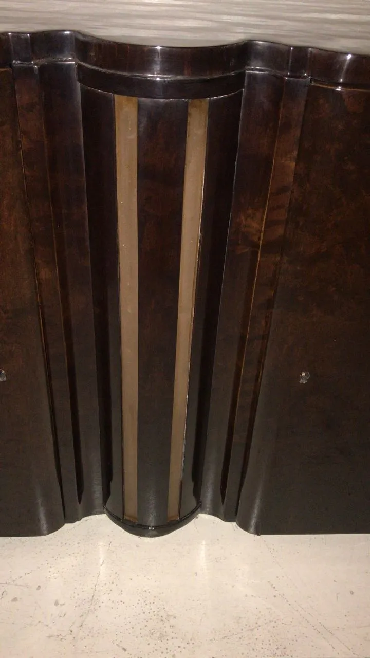 Vista detalle de dos consolas antiguas con un diseño elegante