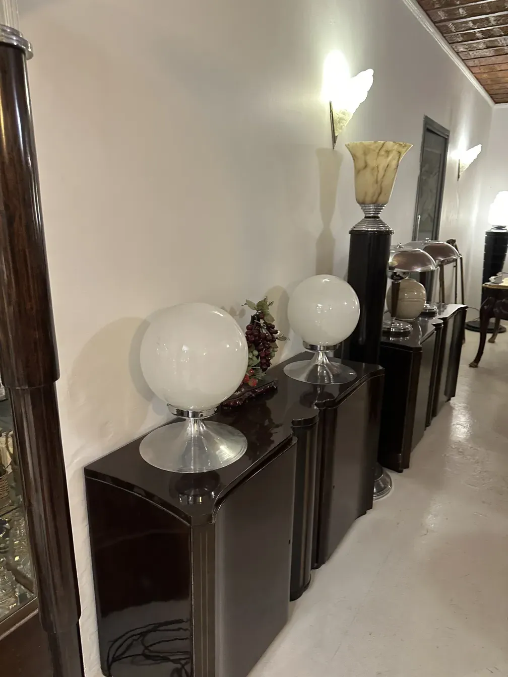 duas consolas antigas com luzes decorativas e ambiente elegante