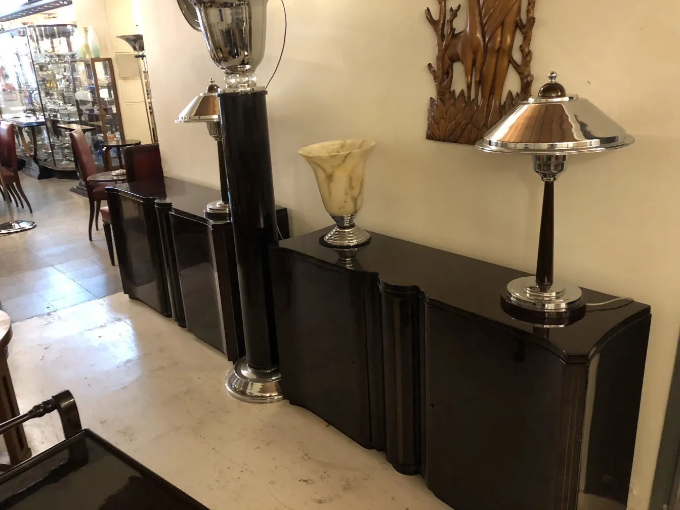 vista de dos consolas antiguas con elegante decoración en un ambiente acogedor