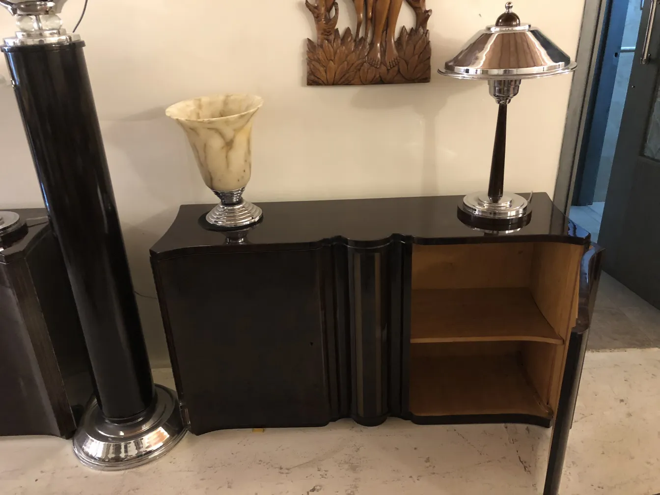 zwei antike Konsolen in einem Raum mit Lampe und Dekorationen