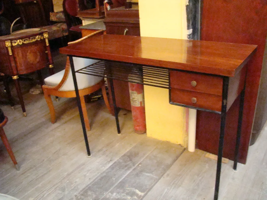 Antike Konsole mit Frontdetails und Schubladen